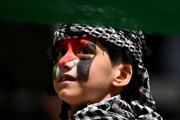 가자 전쟁 발발 100일째인 14일 호주 멜버른에서 열린 '가자를 위한 글로벌 행동의 날' 집회에 참석한 한 시민. 얼굴에는 팔레스타인 국기가 그려져 있다. 2024, 01. 14 [EPA=연합뉴스]