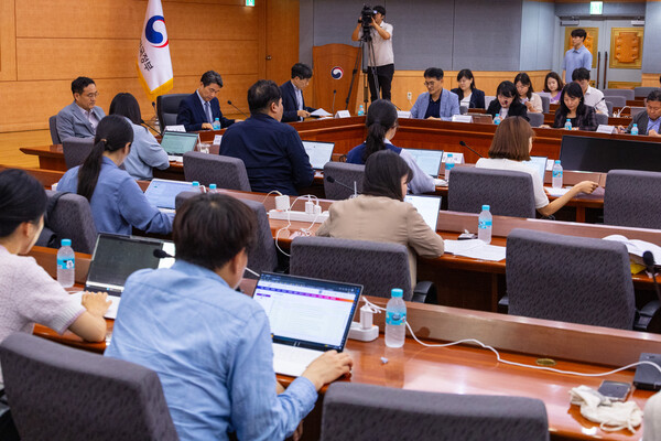 이주호 부총리 겸 교육부 장관이 지난 13일 오후 서울 종로구 정부서울청사 별관 국제회의장에서 열린 '에듀테크(교육 정보기술)' 진흥방안 관련 출입 기자단 정책토론회에 참석해 교육부 관계자의 발제를 듣고 있다. 2023.9.18. 연합뉴스