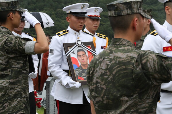 고(故) 채수근 상병의 안장식이 22일 오후 국립대전현충원에서 거행되고 있다. 채수근 상병은 지난 19일 경북 예천 내성천에서 실종자를 수색하던 중 급류에 휩쓸려 숨졌다. 2023.7.22. 연합뉴스