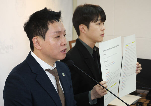 임태훈 군인권센터 소장(왼쪽)이 16일 오전 서울 마포구 군인권센터 사무실에서 열린 '채모 상병 사망 사고' 관련 기자회견에서 녹취록을 공개하고 있다. 군인권센터 측은 이날 해병대수사관과 경북경찰청 강력범죄수사대 팀장 간 통화 녹취록을 공개하며 수사 과정에 외압이 있었다고 주장했다. 2024.1.16. 연합뉴스