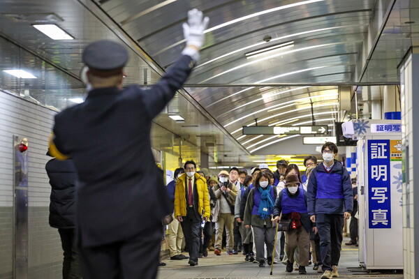 일본 도쿄 히가시-나가노 지하철역에서 주민들이 역무원의 지시에 따라 대피하고 있다. 한반도 긴장이 높아지면서 일본은 비상령(J-Alet) 훈련을 하고 있다. 2024.1.15. EPA 연합뉴스