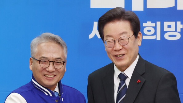 더불어민주당 이재명 대표가 27일 국회에서 열린 영입인재 환영식에서 박선원 전 청와대 통일외교안보전략비서관에게 점퍼를 입혀주고 포즈를 취하고 있다. 2023.12.27. 연합뉴스