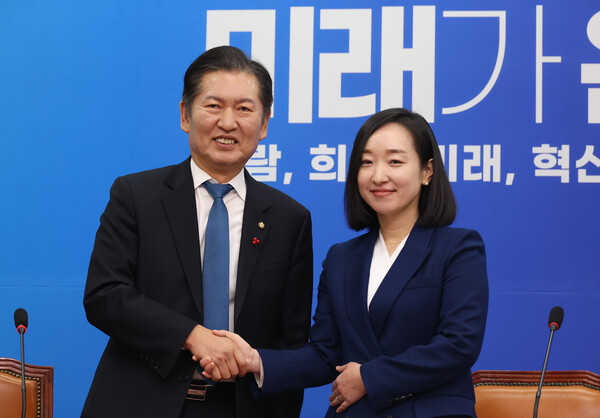 10일 국회에서 열린 더불어민주당 영입인재 환영식에서 7호 인재로 영입된 전은수 변호사가 정청래 최고위원과 인사하고 있다. 2024.1.10. 연합뉴스