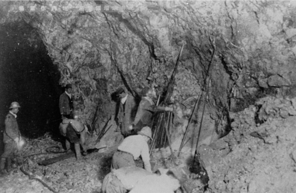 쇼와 10년대 미쓰이 산루광산 채굴현장. 下川町教育委員会 제공