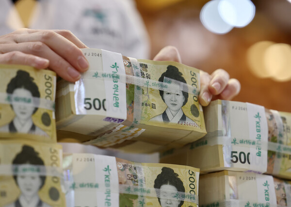 한국은행에 따르면 지난해 연말 기준 화폐발행잔액은 181조 947억 원으로, 전년말보다 3.6% 증가에 그쳤다. 사진은 서울 중구 하나은행의 현금 창구. 2023.5.8. 연합뉴스