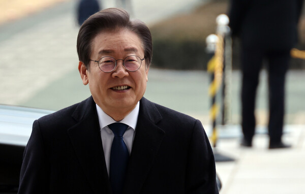 17일 더불어민주당 이재명 대표가 살인미수 테러 후 보름 만에 국회로 출근하고 있다. 2024.1.17. 연합뉴스