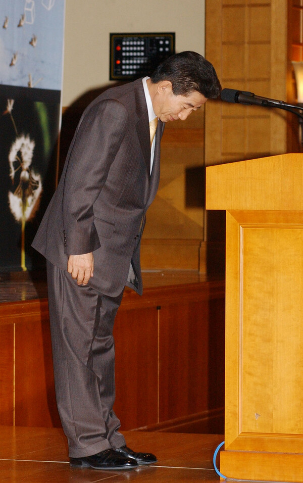 노무현대통령이 31일 낮 제주 시내 라마다호텔에서 있은 제주도민과의 오찬 간담회에서 제주4.3사건에 대한 정부의 공식사과를 밝힌뒤 머리숙여 인사하고 있다. 2003.10.31. 연합뉴스