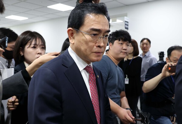 국민의힘 태영호 최고위원이 10일 오전 국회 소통관에서 최고위원직 자진 사퇴 기자회견 뒤 취재진의 질문을 받으며 이동하고 있다. 2023.5.10 [공동취재] 연합뉴스