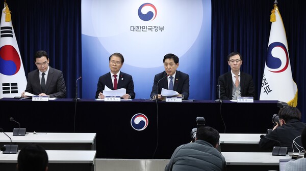 김주현 금융위원장(왼쪽에서 두 번째)이 17일 서울 종로구 정부서울청사에서 열린 국민과 함께하는 민생토론회 금융 부문 사후 브리핑을 하고 있다. 2024.1.17. 연합뉴스