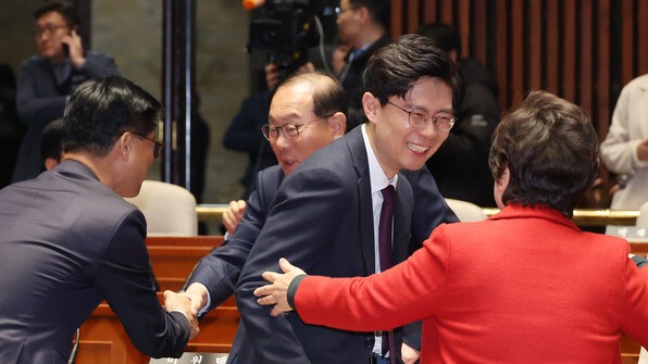 국민의힘 조정훈 의원이 28일 국회에서 열린 의원총회에서 동료 의원들과 인사하고 있다. 2023.12.28. 연합뉴스