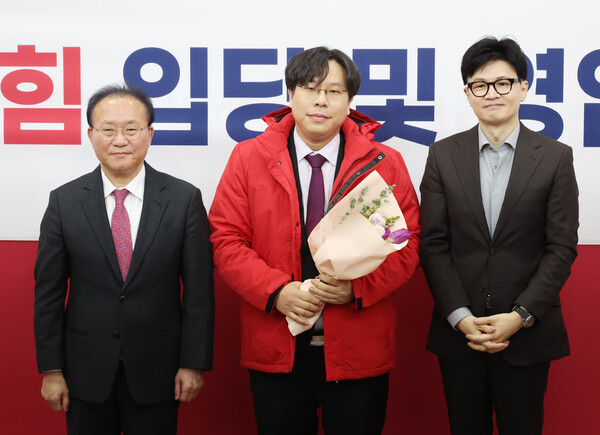 8일 국회에서 열린 국민의힘 입당 및 영입 환영식에서 한동훈 비상대책위원장과 윤재옥 원내대표가 학교폭력 전문 변호사인 박상수 변호사에게 당 점퍼를 입혀주고 기념촬영을 하고 있다. 2024.1.8. 연합뉴스