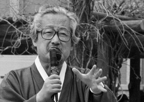 마이크를 잡고 연설중인 문익환 목사. 연합뉴스 자료