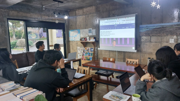 한미리스쿨 학생들은 영화 '서울의 봄'을 본 뒤 ‘솔직 씨네토크’를 했다. © 이봉수