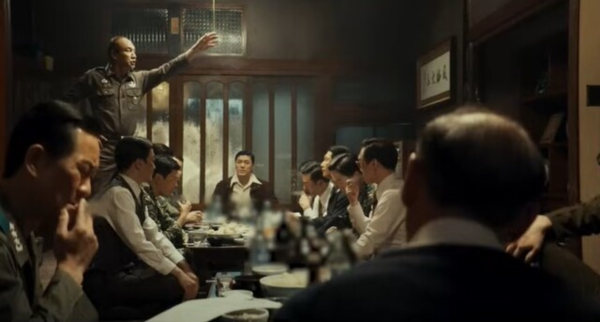 하나회 회식에 참석한 정치군인들은 쿠데타 성공 후 출세가도를 달리며 부귀영화를 누린다. © 플러스엠 엔터테인먼트