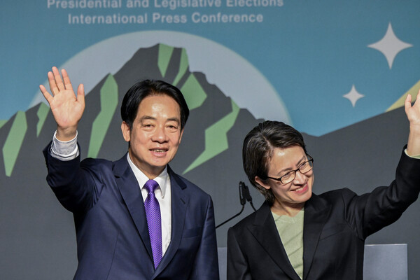 13일 실시된 대만 총통선거에서 당선된 민진당의 라이칭더(왼쪽) 후보와 샤오메이친 부총통 후보가 당선확정 뒤 기자회견에서 지지자들 환호에 답하고 있다. 2024.1.13. UPI 연합뉴스.