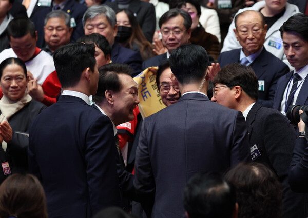 윤석열 대통령이 18일 전주시 덕진구 한국소리문화의전당 모악당에서 열린 전북특별자치도 출범식에 입장하며 진보당 강성희 국회의원과 악수하고 있다. 2024.1.18. 연합뉴스