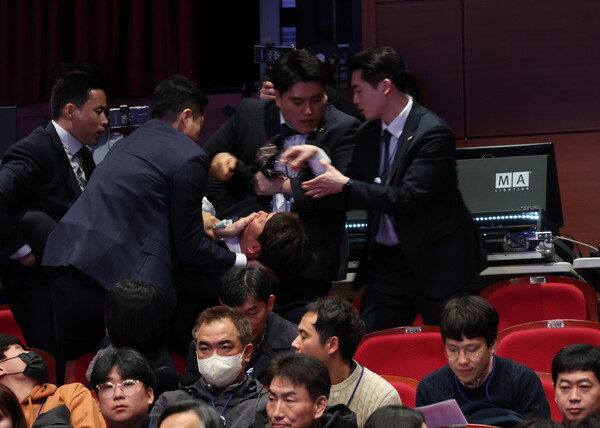 진보당 강성희 의원이 18일 전주시 덕진구 한국소리문화의전당 모악당에서 열린 전북특별자치도 출범식에서 윤석열 대통령이 입장하며 참석자들과 악수하는 동안 경호원들에게 제지당해 끌려나가고 있다. 2024.1.18. 연합뉴스