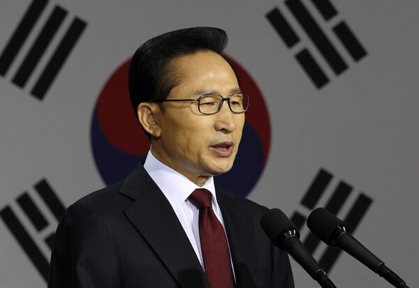 이명박 대통령이 지방선거를 앞둔 2010년 5월 24일 서울 용산 전쟁기념관 호국추모실에서 대국민 담화를 발표하면서 