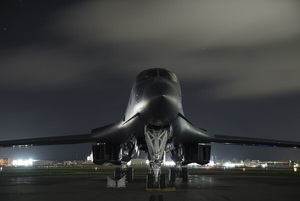 한반도 전쟁위기가 고조되던 2017년 7월 20일 미 공군 B-1B 랜서 전폭기가 괌의 앤더슨 공군기지에서 출격을 준비하고 있다. 제임스 매티스 미 국방장관은 14일 북한의 괌 포위사격 위협과 관련해 "만약 미국을 향해 발사한다면 그것은 전쟁"이라고 단언했다. 2017. 7. 20. AP 연합뉴스 