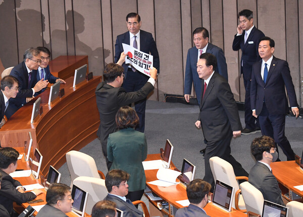 윤석열 대통령이 31일 국회 본회의장에서 시정연설을 마치고 퇴장하는 가운데 진보당 강성희 의원이 피케팅을 하고 있다. 2023.10.31 [공동취재] 연합뉴스