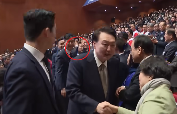 지난 18일 전북 전주에서 열린 전북특별자치도 출범식에서 진보당 강성희 의원이 대통령실 경호처 직원에 의해 강제로 끌려나가는 모습. 김용현 경호처장이 강 의원을 향해 손으로 내려치고 있다(빨간색 동그라미). 다만 강 의원 폭행 여부는 불분명하다. 2024.1.19. KBS 뉴스 영상 갈무리출처 : 세상을 바꾸는 시민언론 민들레(https://www.mindlenews.com)