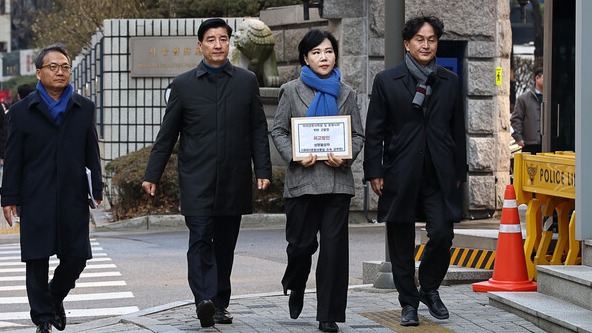 더불어민주당 당대표정치테러대책위원회 위원장을 맡은 전현희 전 국민권익위원장과 위원들이 18일 오전 서울경찰청에서 '허위공문서 작성 및 동행사죄' 위반 관련 고발장을 제출하기 위해 종합민원실로 향하고 있다. 2024.1.18. 연합뉴스