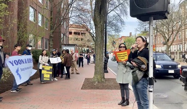 28일(현지시간) 보스턴 인근 하버드대학교 케네디스쿨 앞 거리에서 진행된 동포들의 윤석열 항의 시위에 참가한 하버드대생 김명서(오른쪽) 씨가 발언하는 모습. 그는 행사장에서 전단지를 나눠주다 쫓겨났다고 말했다. 2023.5.3. 매사추세츠평화행동 사회관계망서비스 갈무리