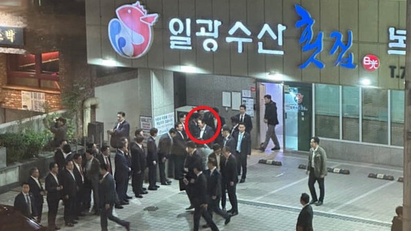 윤석열 대통령이 지난 6일 부산 해운대구 '일광 수산' 횟집에서 도열한 참석자들과 인사를 나누고 있는 모습. 2023.4.9. 인터넷 커뮤니티 갈무리