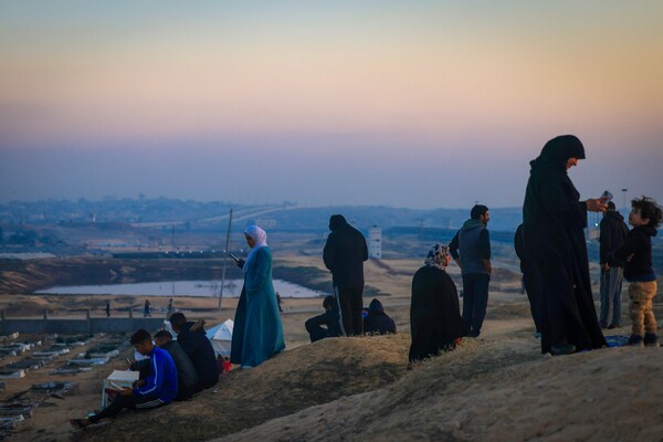 강제로 내쫓긴 팔레스타인 난민들이 이집트와 접경한 남부 가자의 라파에 있는 언덕에서 친척들과 연락을 시도하고 있다. 2024. 01. 19 [AFP=연합뉴스]