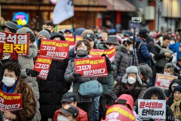 20일 서울 용산구 대통령실 앞에서 열린 74차 촛불대행진에 참가한 시민들의 모습. 2024.1.20. 사진 이호 작가