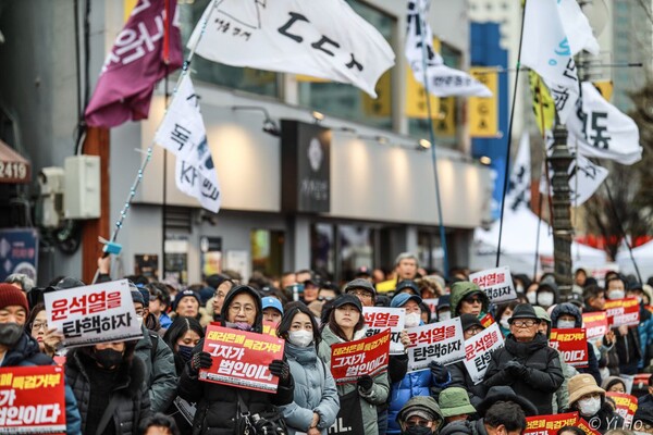 20일 서울 용산구 대통령실 앞에서 열린 74차 촛불대행진에 참가한 시민들의 모습. 2024.1.20. 사진 이호 작가