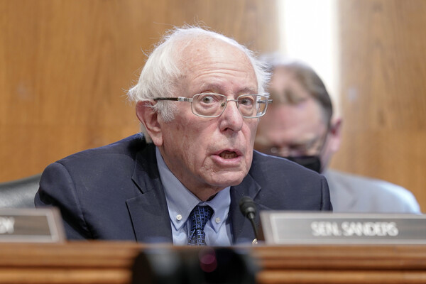 지난 18일 코로나 팬데믹(COVID) 환자 돌봄 문제들을 개선하기 위한 미국 상원의 보건 교육 노동 연금 관련 청문회에서 발언하는 버나드 샌더스 상원의원. 2024.1.18. AP 연합뉴스