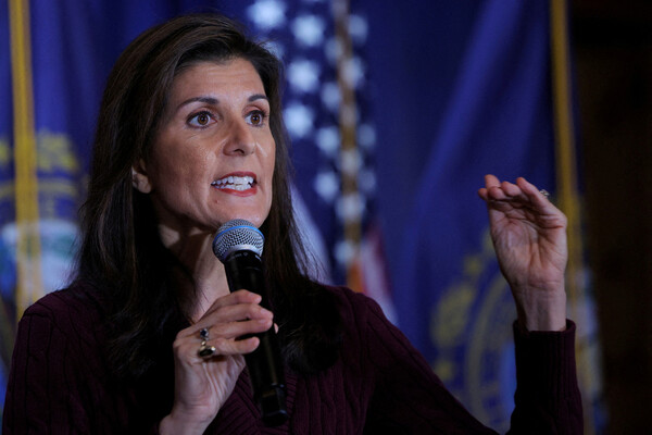 미국 대선 공화당 후보 지명전에 나선 니키 헤일리 전 유엔주재 미국대사가 뉴햄프셔 주 홀리스에서 유세를 벌이고 있다.  2024.1.18. 로이터 연합뉴스