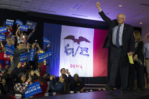 2016년 미국 대선 당시 민주당 후보 지명전에 나선 버니 샌더스 상원의원이 그해 2월 아이오와 주 디모인에서 열린 당원대회에 참석해 주먹을 쥐어 보이고 있다. 2016.2.1. AP 연합뉴스