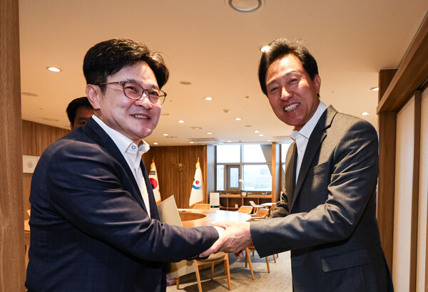 오세훈 서울시장(오른쪽)과 김병수 김포시장이 6일 오후 서울시청에서 김포시의 서울시 편입 방안 등에 대해 논의하기에 앞서 악수하고 있다. 2023.11.6 [공동취재] 연합뉴스