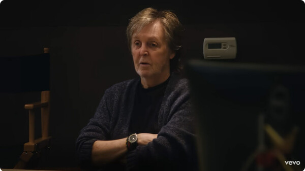 비틀즈 'Now And Then' 뮤직 비디오 화면 갈무리