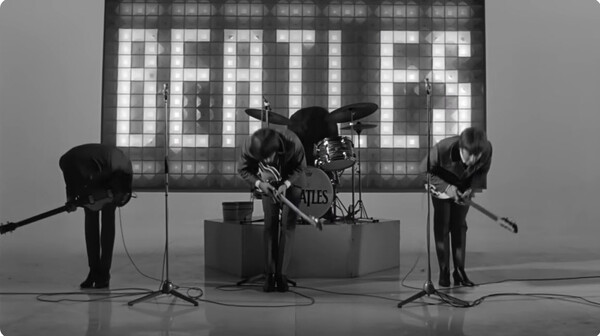 비틀즈 'Now And Then' 뮤직 비디오 화면 갈무리