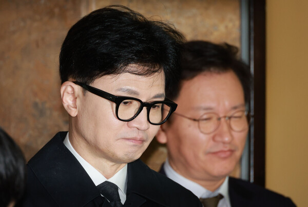 국민의힘 한동훈 비상대책위원장이 22일 오전 국회로 출근하며 취재진 질문을 듣고 있다. 대통령실은 21일 국민의힘 한동훈 비상대책위원장에게 사퇴하라는 요구를 전달한 것으로 알려졌다. 2024.1.22. 연합뉴스