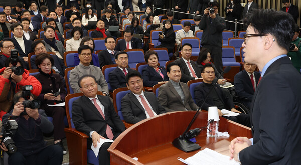 국민의힘 의원들이 18일 국회에서 열린 의원총회에서 한동훈 비대위원장의 발언을 듣고 있다. 2024.1.18. 연합뉴스