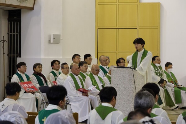 천주교정의구현전국사제단(이하 사제단)은 22일 오후 광주 임동성당에서 '오염된 바다, 흔들리는 민주주의를 우려하는 월요시국기도회'를 열었다. 진우섭 신부가 강론을 하고 있다. 2023.1.22. 사진 에큐메니안 임석규 객원기자