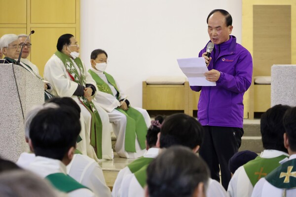 천주교정의구현전국사제단(이하 사제단)은 22일 오후 광주 임동성당에서 '오염된 바다, 흔들리는 민주주의를 우려하는 월요시국기도회'를 열었다. 10·29이태원 참사 희생자 고 김재강 씨의 아버지 김영백 씨가 연대발언을 하고 있다. 2023.1.22. 사진 에큐메니안 임석규 객원기자