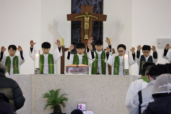 천주교정의구현전국사제단(이하 사제단)은 22일 오후 광주 임동성당에서 '오염된 바다, 흔들리는 민주주의를 우려하는 월요시국기도회'를 열었다. 신임 사제들이 강복을 하고 있다. 2023.1.22. 사진 에큐메니안 임석규 객원기자