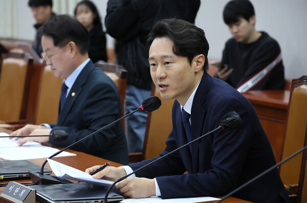 21일 국회에서 열린 정치개혁특별위원회 법안심사제2소위원회에서 더불어민주당 이탄희 의원이 의사진행 발언을 하고 있다. 2023.11.21. 연합뉴스