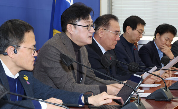 더불어민주당 홍익표 원내대표 등이 23일 국회에서 원내대책회의를 하고 있다. 2024.1.23. 연합뉴스