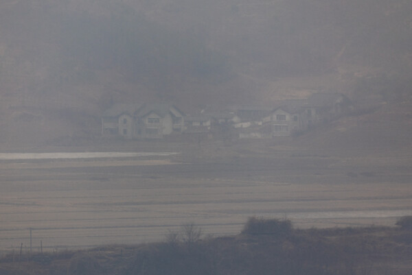 14일 경기도 파주시 오두산 통일전망대에서 바라본 북한 황해북도 개풍군 일대. 시야가 뿌옇다. 2024.1.14. 연합뉴스 