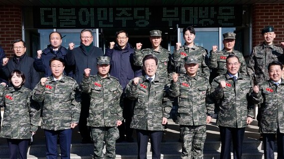 더불어민주당 이재명 대표가 24일 오후 경기도 김포 해병 2사단 1여단을 방문해 참석자들과 기념촬영을 하고 있다. 앞줄 왼쪽부터 더불어민주당 홍정민 의원, 조정식 의원, 이동향 해병대 2사단 제1여단장, 이 대표, 정종범 해병대 제2사단장, 더불어민주당 이개호 정책위의장, 김병주 의원. 2024.1.24 [국회사진기자단]