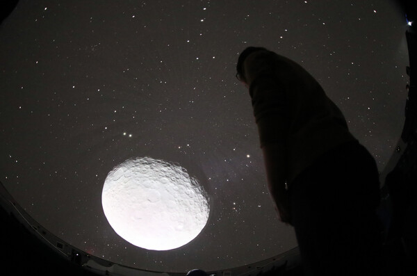 국립과천과학관 천체투영관에서 관계자가 새롭게 도입한 초고해상도 영상시스템을 점검하고 있다. 천체투영관은 자연스럽고 선명한 밤하늘 재현이 가능한 8K급 디지털 투영기를 갖추고 있다. 연합뉴스 자료사진