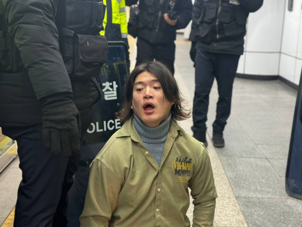 지하철 승강장에서 보안관에게 발길질 당한 후 입술에 피가 흐르는 유진우 활동가 모습.  2024.1.22. 전국장애인차별철폐연대(전장연) 제공