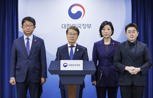 이정식 고용노동부 장관(가운데), 박상우 국토교통부 장관(왼쪽), 오영주 중소벤처기업부 장관이 24일 서울 종로구 정부서울청사에서 중대재해기업처벌법 추가 유예 촉구 기자회견을 하고 있다. 2024.1.24. 연합뉴스