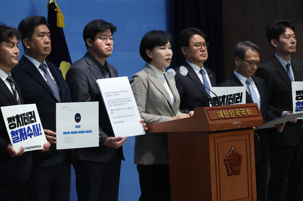 더불어민주당 당대표 정치테러대책위원회 전현희 위원장(가운데)과 박선원 전 국정원 1차장(오른쪽에서 두 번째) 등이 21일 국회에서 기자회견을 갖고 있다. 2024.1.21. 연합뉴스